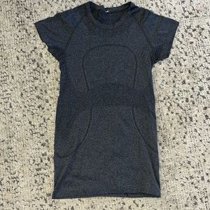 Lululemon gray tee-shirt